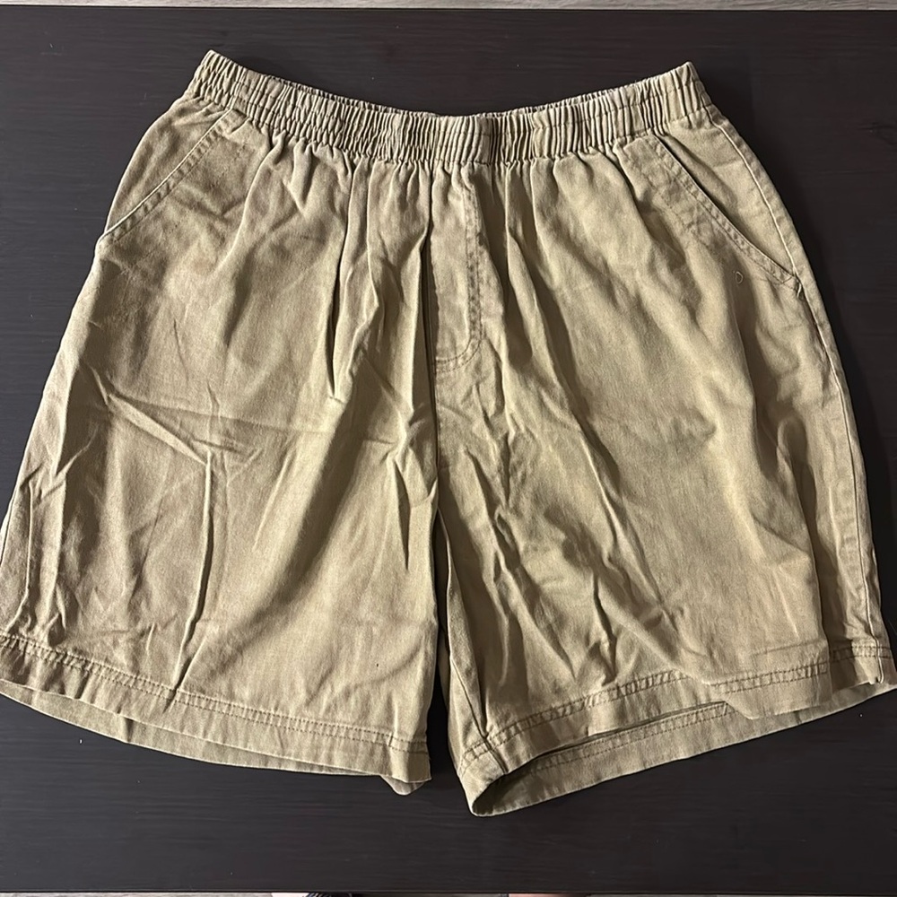 Khaki shorts- Basic Editions